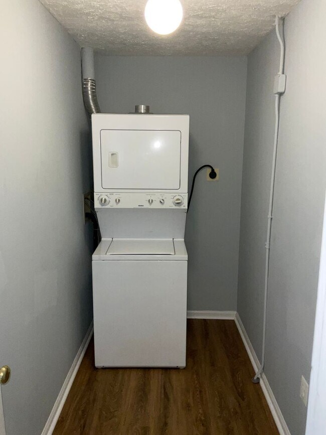 Building Photo - Very well maintained and extra large 3BR 2BA condo moments to Marc Train in Downtown Gaithersburg