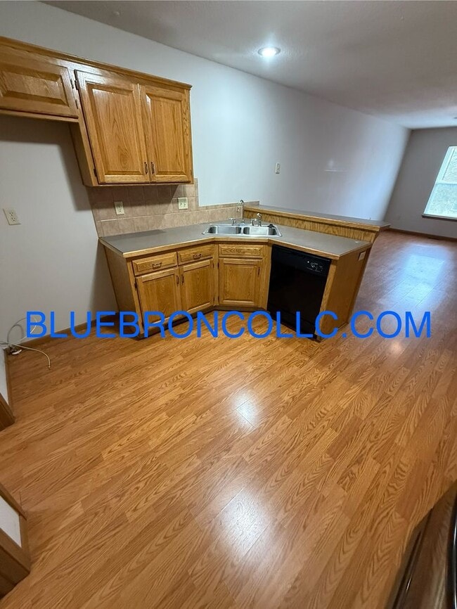 Building Photo - Georgous duplex in Raymore with a lot to offer!