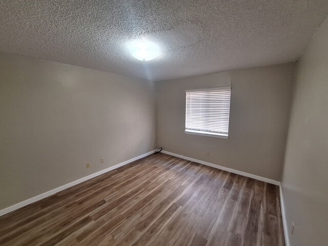 Building Photo - "Charming 2-Bed Apartment with Full Bath in Wichita's Heart!"  Hurry! Limited-Time Special: NO AP...