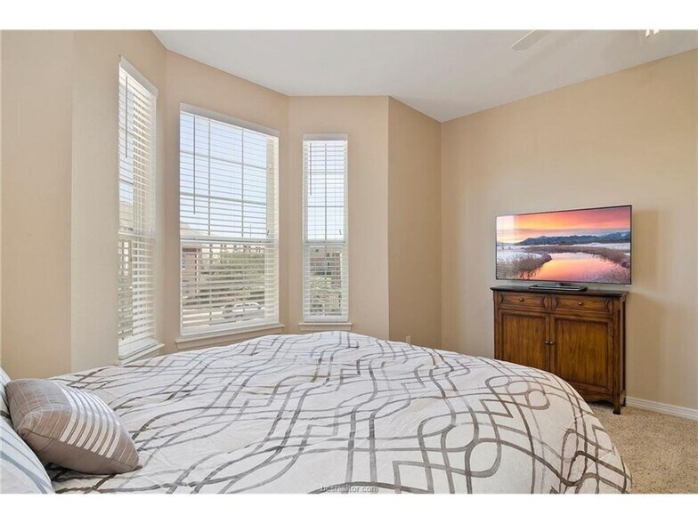 Building Photo - AVAILABLE FOR AUGUST PRE-LEASE!! 4 Bed 4 Bath in River Oaks Community!