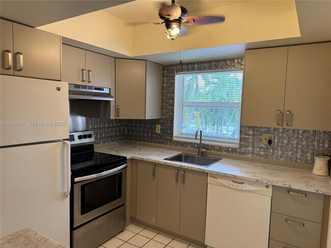 Building Photo - 100 SE 6th Ave