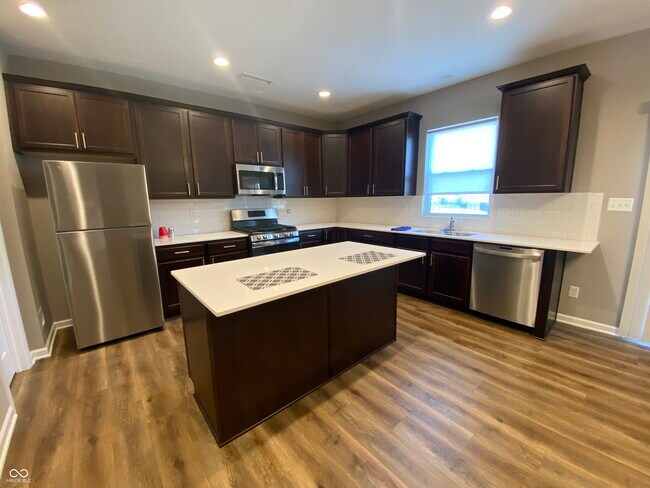 Building Photo - 5668 Grosbeak Dr