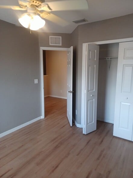 Building Photo - Townhouse with Amenities Galore: 3 BR / 2.5 Bath In The Colonnade Community