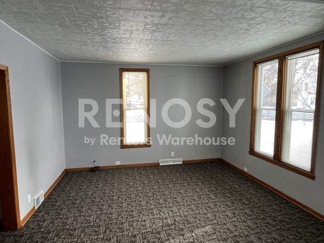Building Photo - 4BD/2BA in Newport Available Now!
