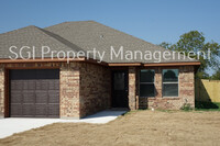 Building Photo - Fabulous half duplex