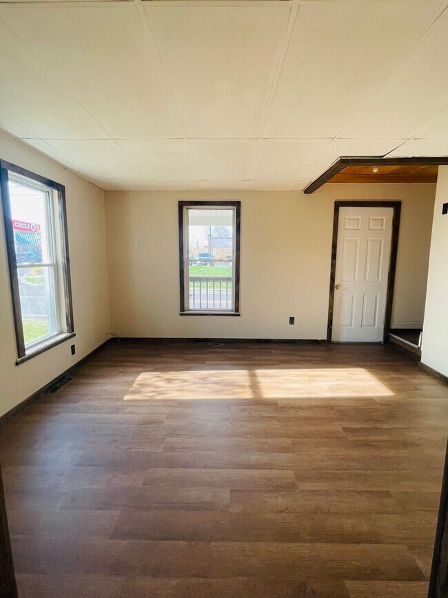 Building Photo - Newly renovated 3 Bed / 1 1/2 Bath home wi...