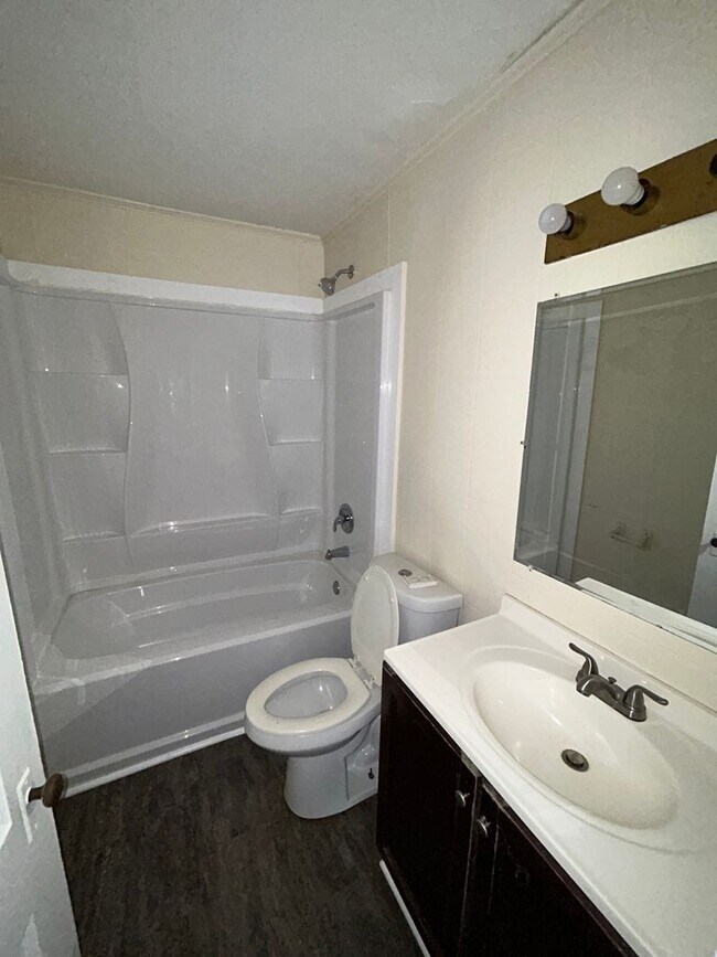 Building Photo - 102 White Ave