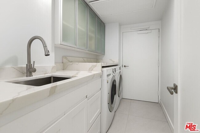 Building Photo - 1333 S Beverly Glen Blvd