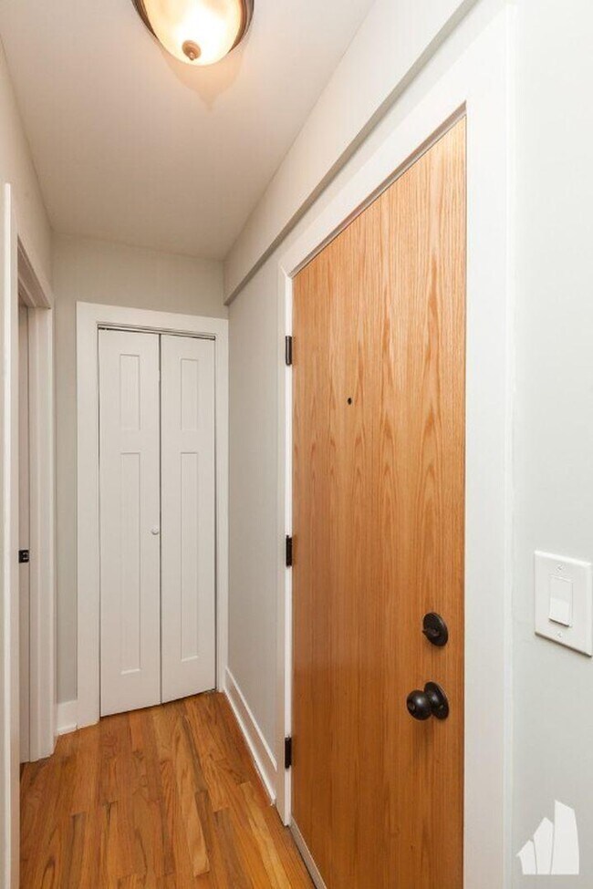 Building Photo - 2 bedroom in Chicago IL 60657