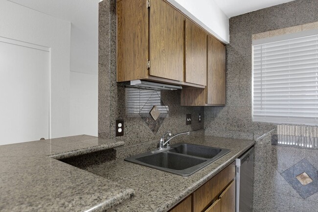 Building Photo - 2/2