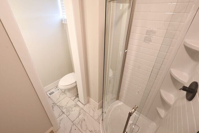 Building Photo - 894 Sutherland Ave