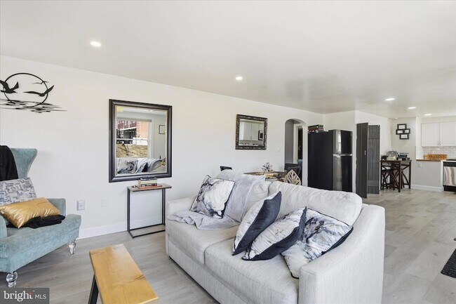 Building Photo - 1058 St Joseph St