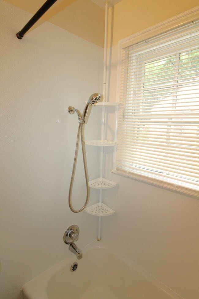 Building Photo - Charming 3 bedroom in Commonwealth!