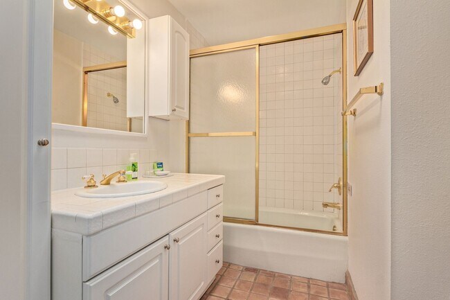 Building Photo - RESORT Style FULLY-FURNISHED Condo in Paradise Valley - 4 bedroom / 2.5 bath