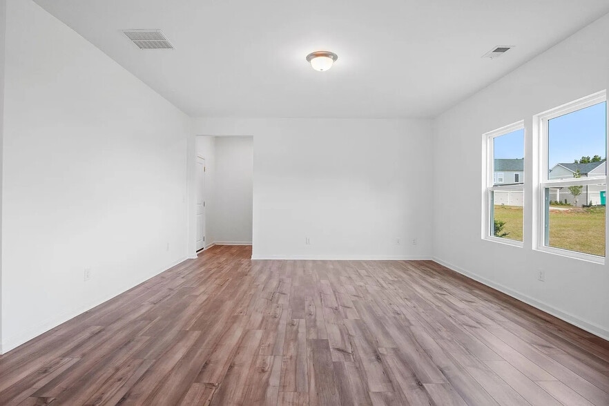 Building Photo - Room in House on Starmoss Ln