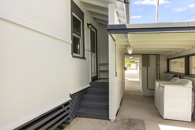 Building Photo - Newly Renovated 3 Bedroom Kailua Home!