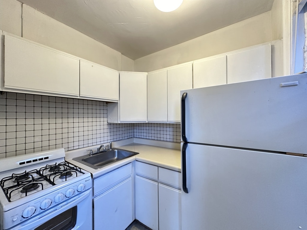 Building Photo - 653 W Belmont Ave