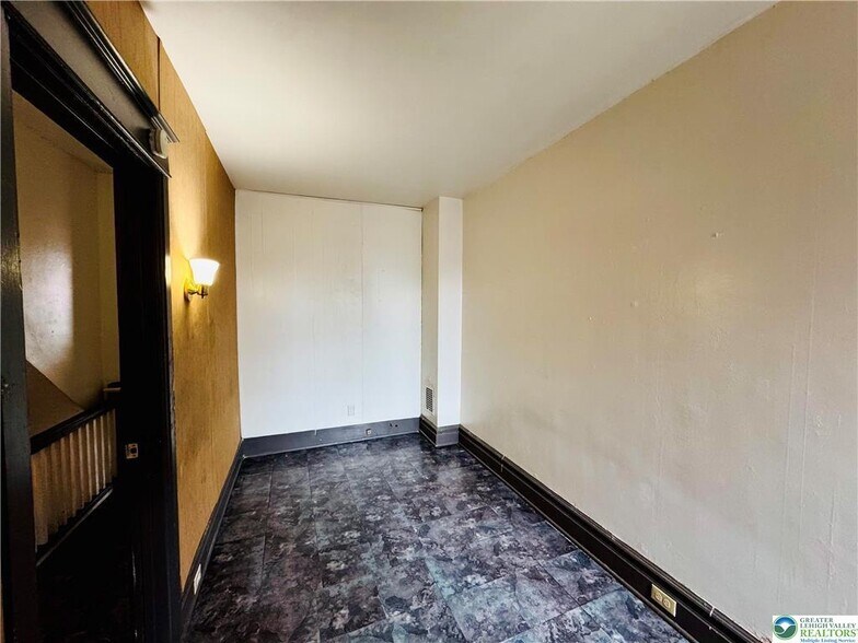 Building Photo - 637 N Penn St