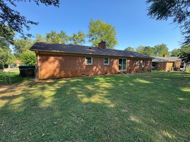 Building Photo - 104 Kenwood Dr