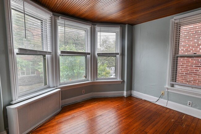 Building Photo - Charming 3 Bedroom on Verbeke St
