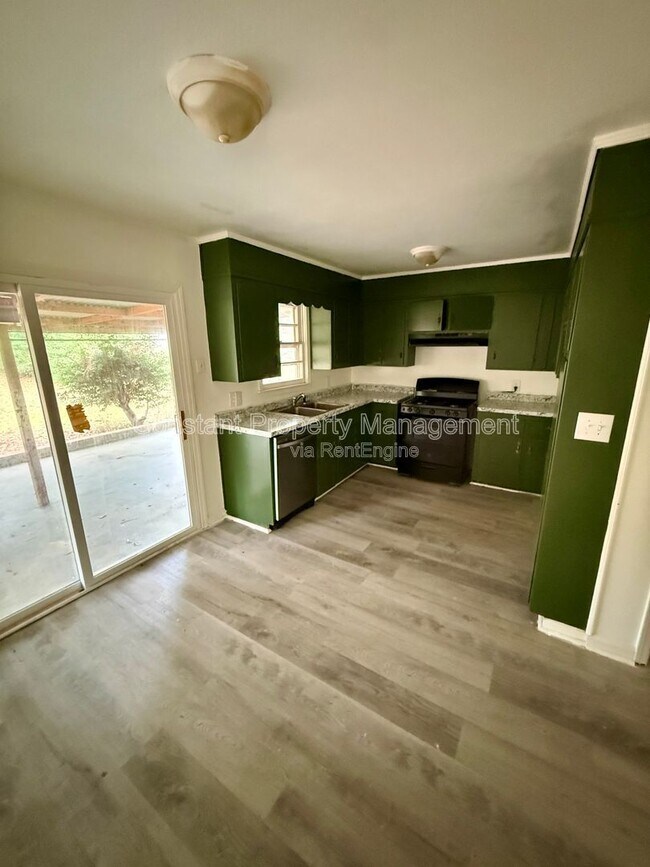 Building Photo - 4158 Log Cabin Dr