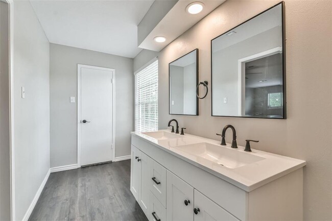 Building Photo - 7003 Huntbrook Dr