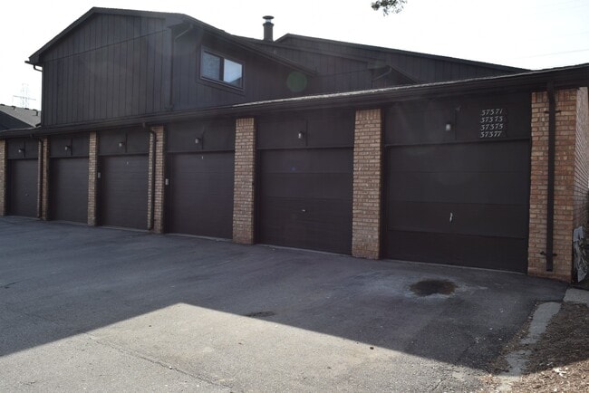 Building Photo - Updated 2-Bedroom Condo with Finished Basement, Garage, Pool, Tennis, Clubhouse