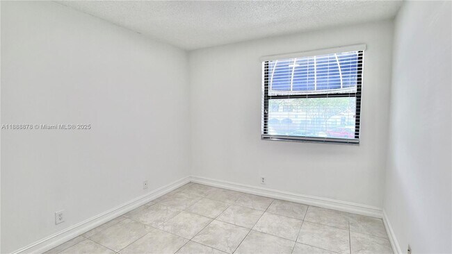 Building Photo - 501 Racquet Club Rd