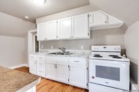 Building Photo - 211 Oak St