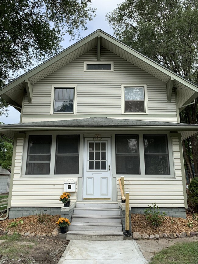 Primary Photo - 1102 E Jefferson Ave