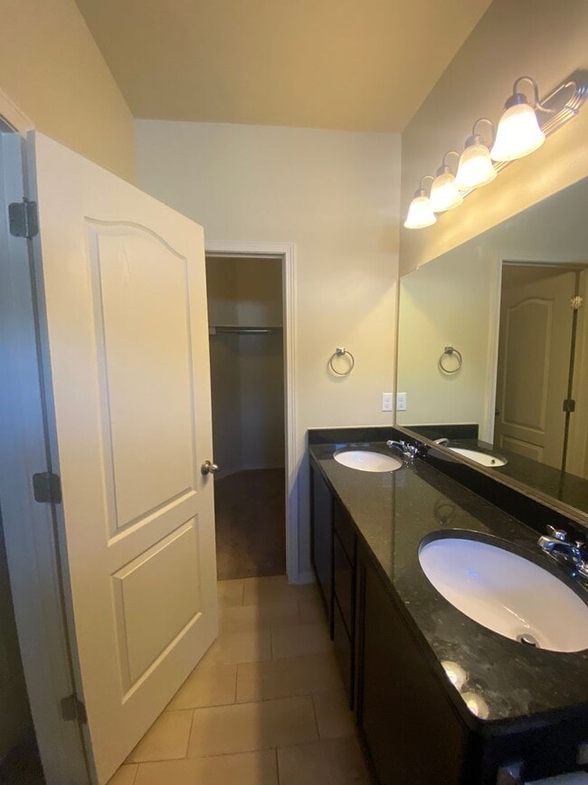 Building Photo - Beautiful 3 Bedroom 2.5 Bathroom House Ava...