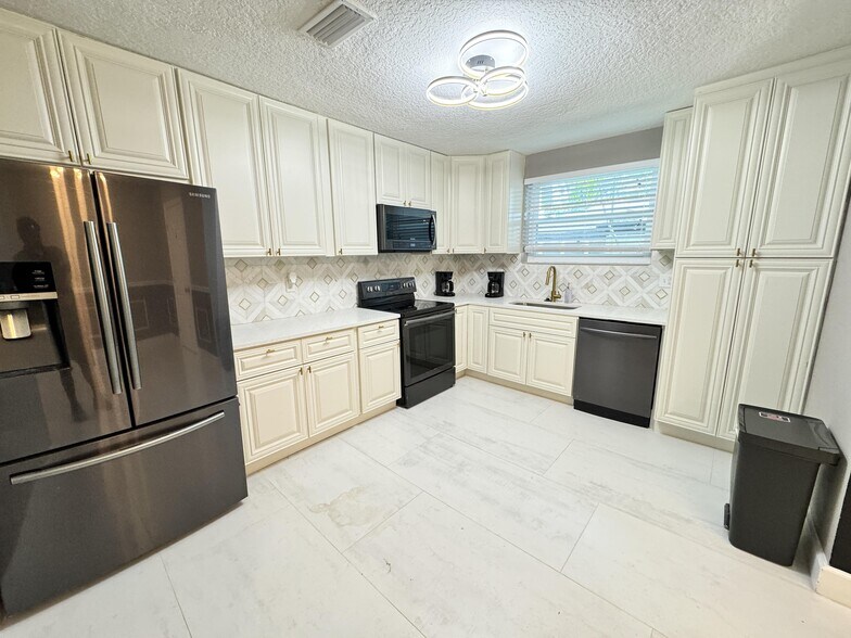 Building Photo - 5262 Tulane Ave