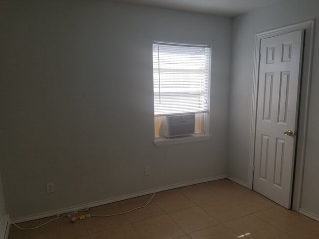 Building Photo - 2 bedroom 1 bath 43rd Ave. L - pet friendly