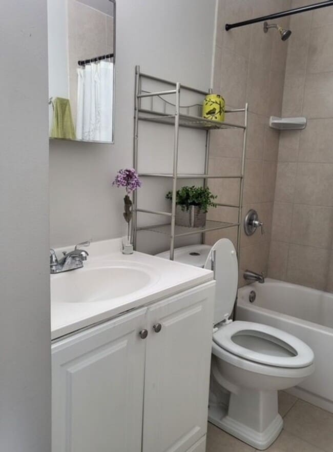Building Photo - 2/1 Close to Downtown Tampa and University...