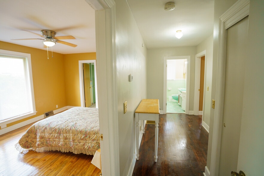 Hallway to Bedrroms - 3503 Geneva Cir