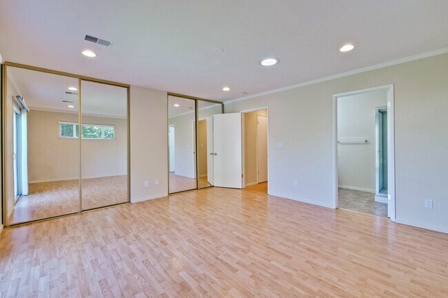Building Photo - Excellent 4 bed 2.5 Bath Single Family Home!