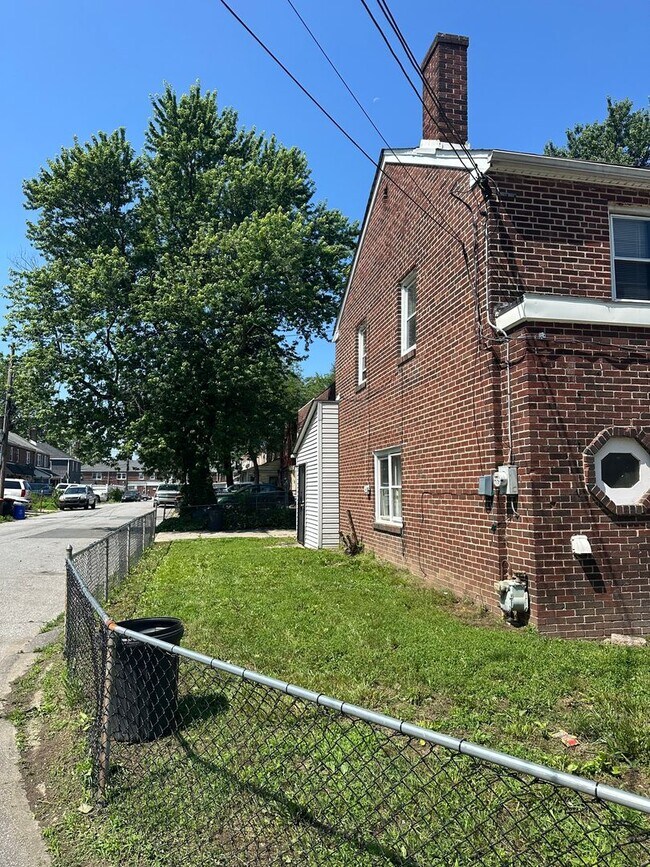 Building Photo - 4 Bed, 1 Bath Row home - Section 8 Approved