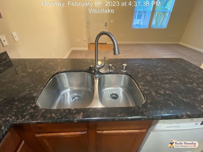 Building Photo - Pristine Condo with New Carpet and Dual Master Suites