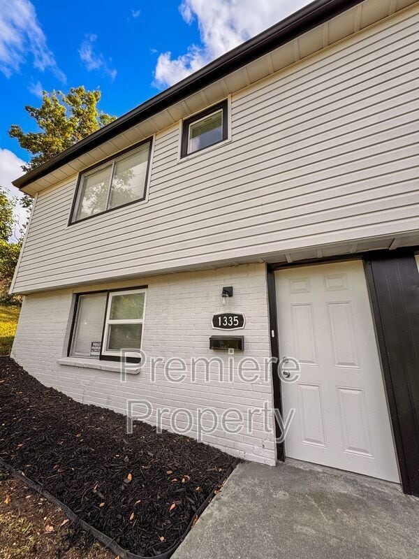 Building Photo - 1335 N 47th St