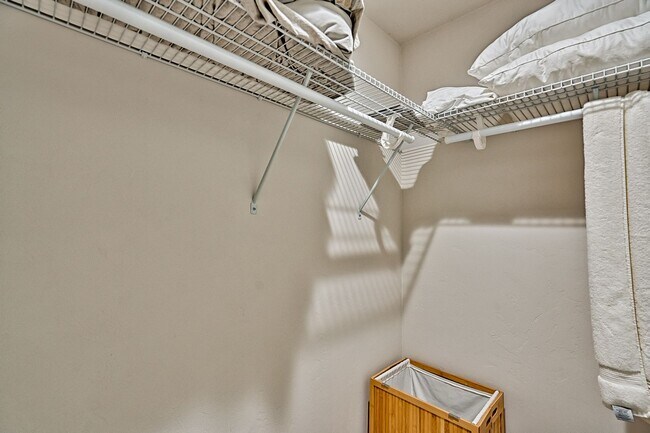 Building Photo - 3 MONTHS FREE RENT! 3/2 in Hawthorne