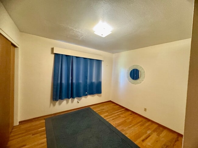 Building Photo - 4 Bedroom