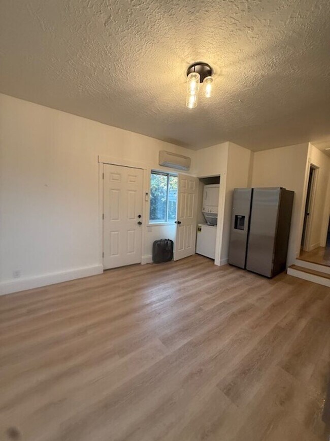 Building Photo - 0107-01