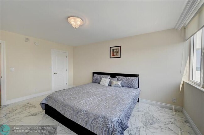 Building Photo - 2030 S Ocean Dr