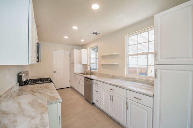 Building Photo - Completely Remodeld W/ Swimming Pool!