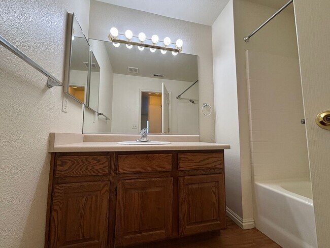 Building Photo - DARLING TOWNHOME FOR RENT IN HURRICANE!