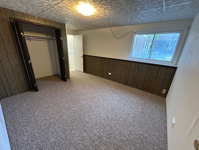 Building Photo - 5 Bed 2 Bath Home with 2 Car Attached Garage in Quiet Nice Neighborhood.