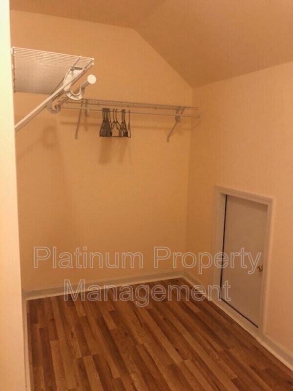 Building Photo - 3335 Woodside Ct