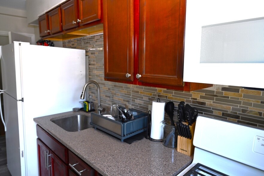 Building Photo - 1544 Oakridge Rd