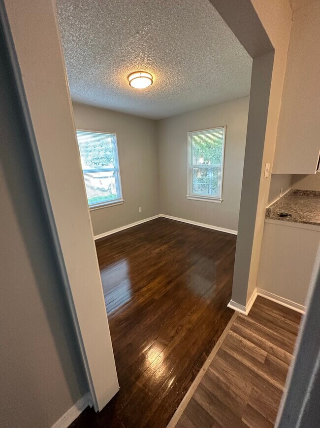 Building Photo - 1235 Roxbury Dr