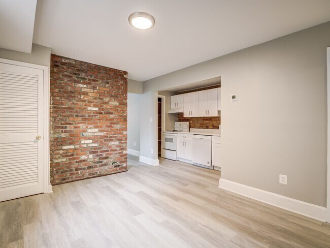 Building Photo - 116-112 12th St NE
